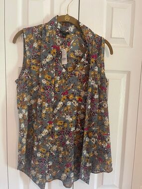 NWT Ann Taylor Sleeveless Floral V-Neck Top in Slate Gray